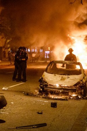 Более 100 полицейских пострадало в ходе беспорядков в Вашингтоне